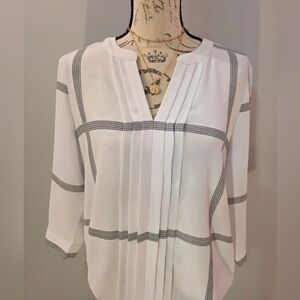 41 Hawthorn White and Gray Blouse